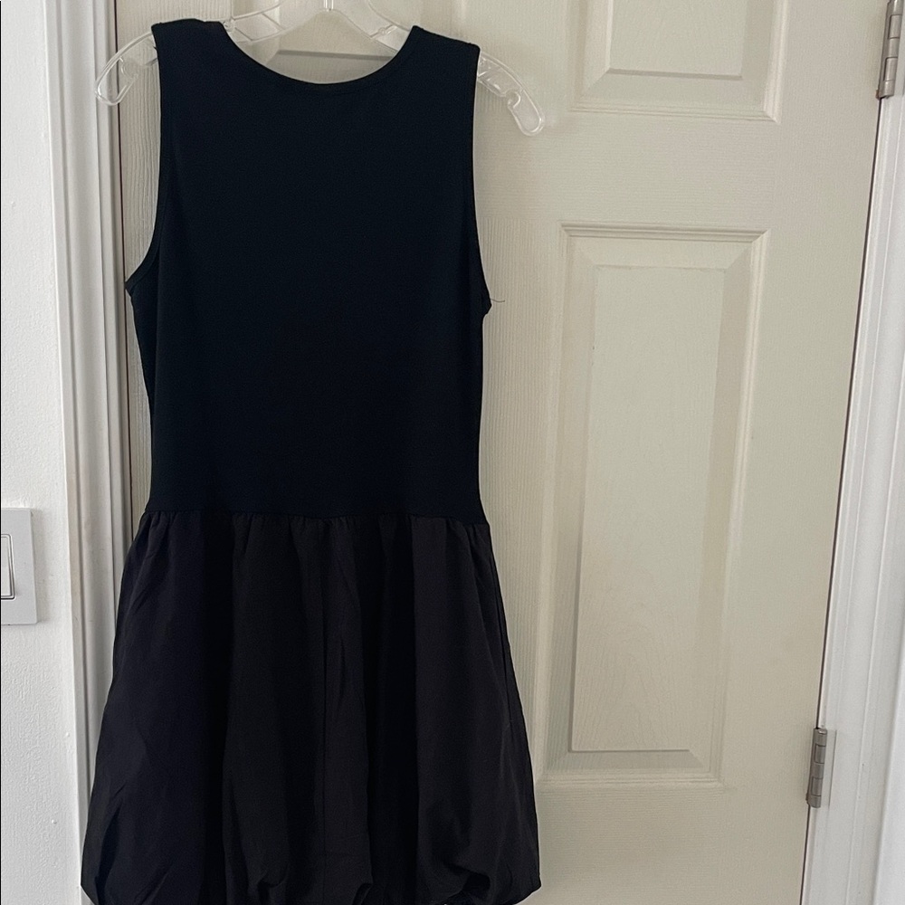 Elegant Black Sleeveless Dress - Picture 7 of 10